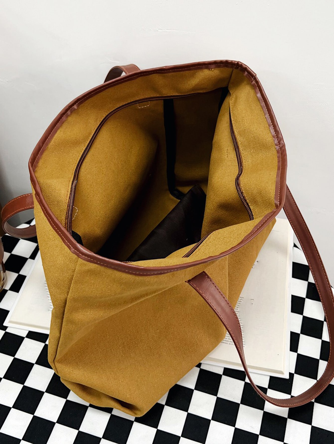 Block stripe print contrast piping shoulder tote bag